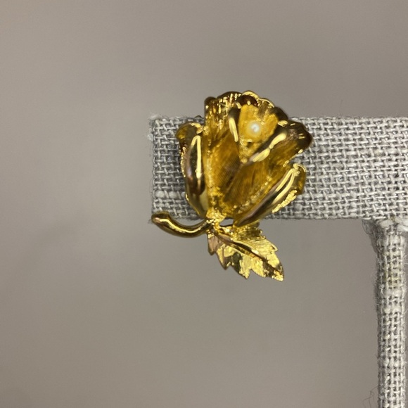 Vintage Nina Ricci Goldtone Metal Floral and Faux Pearl Clip-On Earrings (24mm) - Picture 4 of 6